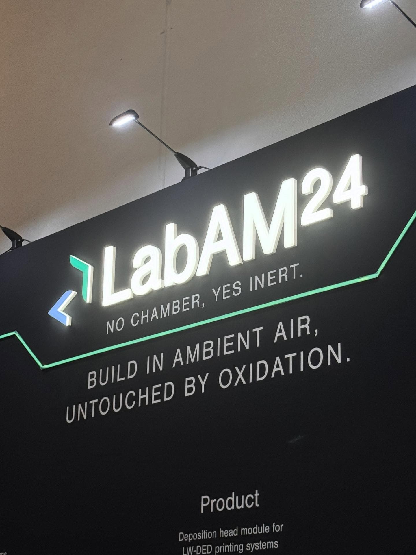 LabAM24 · Formnext 现场品牌标识细节